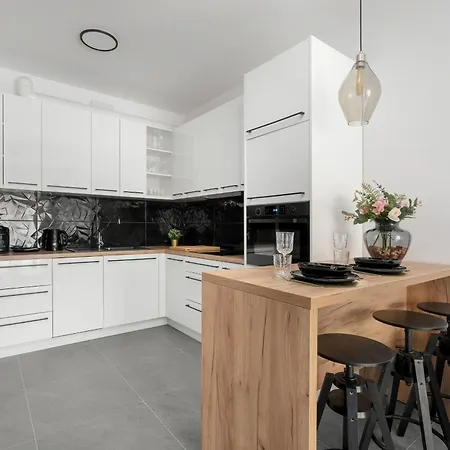 Center With Free Garage By Renters