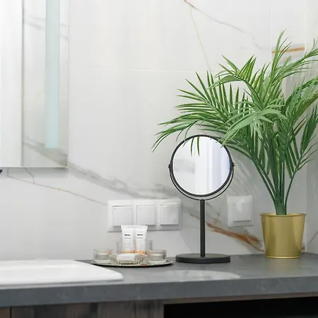 Center With Free Garage By Renters