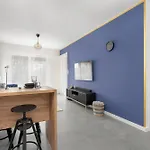 Center With Free Garage By Renters *