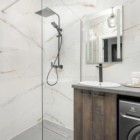 Center With Free Garage By Renters *