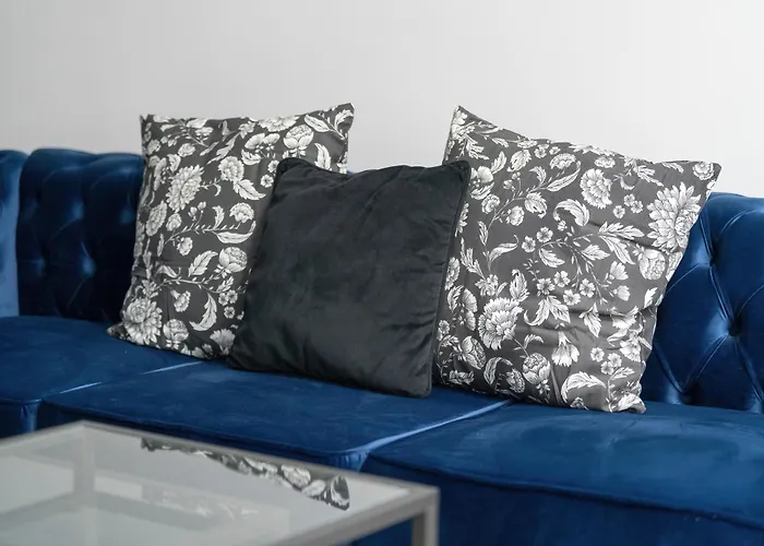 Center With Free Garage By Renters *